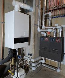 Buderus Gasbrennwertgerät GB 172i.2-25 kW; WW-Speicher 160 Liter; Einfamilienhaus, Schrozberg &nbsp;&copy;&nbsp;Sebastian Weigel